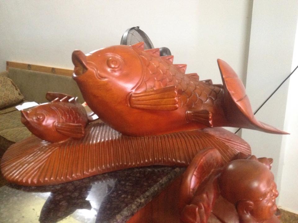 Tượng Cá Chép Mẹ Con Gỗ Gõ Mỹ Nghệ Size Dài 60cm Cao 30cm Ngang 25cm Anh Chị Trưng Phòng Khách Nhà, Công Ty, Trên Bàn Uống Trà , Quà Biếu Tặng ý nghĩa cá chép có cá có tiền tài lộc ạ