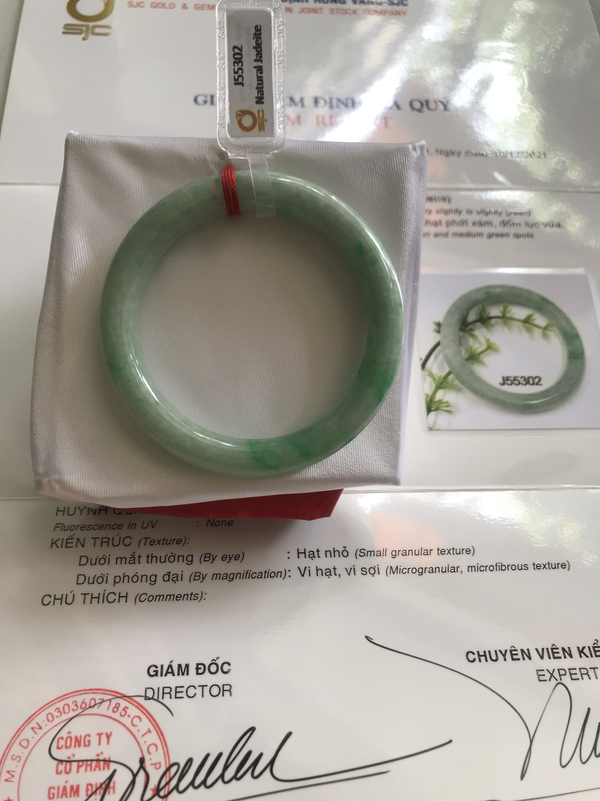 Vòng Cẩm Thạch tự nhiên Kiểm Định Sjc J55302 Xanh Đậu Lý A Sao Sao Sao Vip 49mm x chột 8mm Màu Trắng Xanh Bông đậu vân lý tươi đậm bóng đều đẹp sang nữ 45kg - 49kg đeo Món quà tặng thật sự ý nghĩa dành tặng cho chính bản thân mình, tặng Mẹ , Vợ ý nghĩa ạ