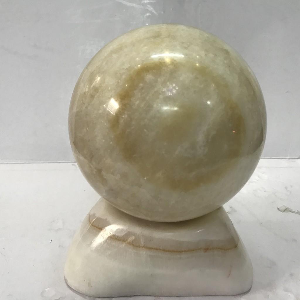 Cầu bi màu đá tự nhiên vàng tinh thể xuyên sáng đường kính 13 cm cho người mệnh Thủy và kim nặng 3 kg