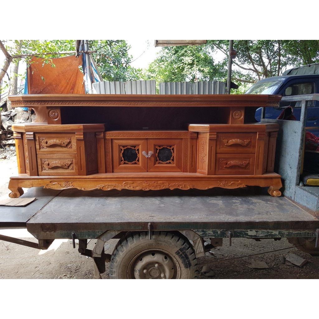 Kệ tivi vát cạnh gỗ xoan đào màu cánh gián vân gỗ tự nhiên, gỗ đã được xử lý tẩm