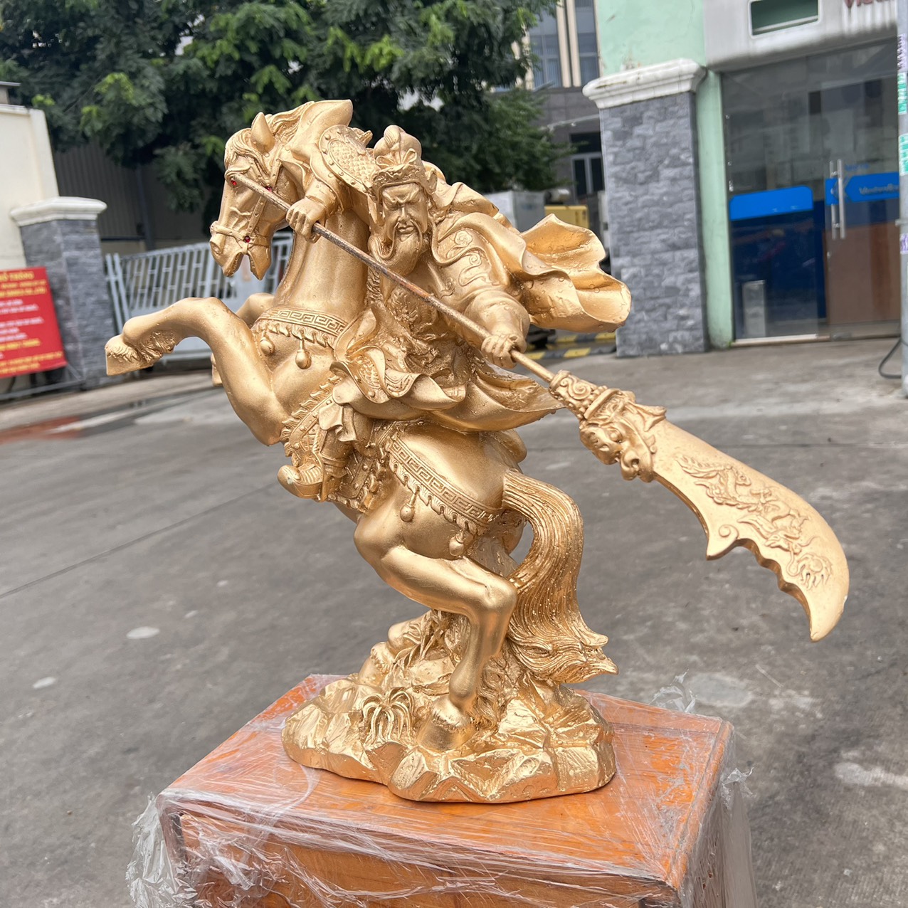 Tượng Quan Công cầm đ.ao cưỡi ngựa bằng bột đá mang lại tài lộc bảo vệ gia chủ cao 48cm
