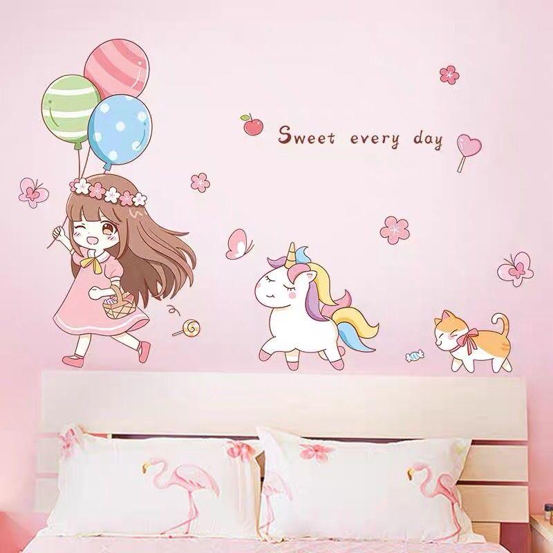 Decal dán tường, tranh dán tường em bé cầm bóng bay