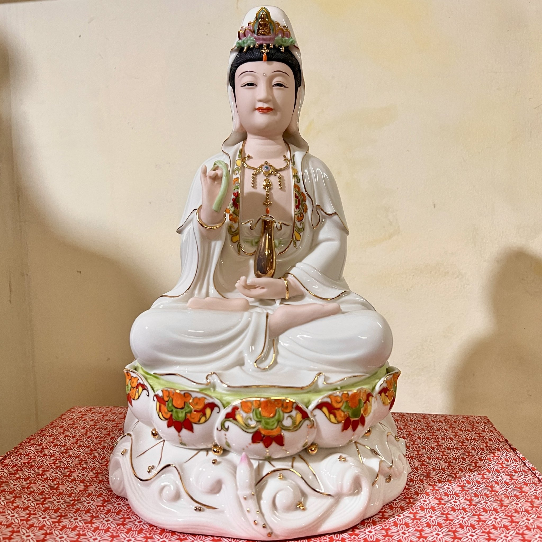Tượng Quan Âm gốm sứ cao cấp ngồi trên đài sen cao 30.5cm