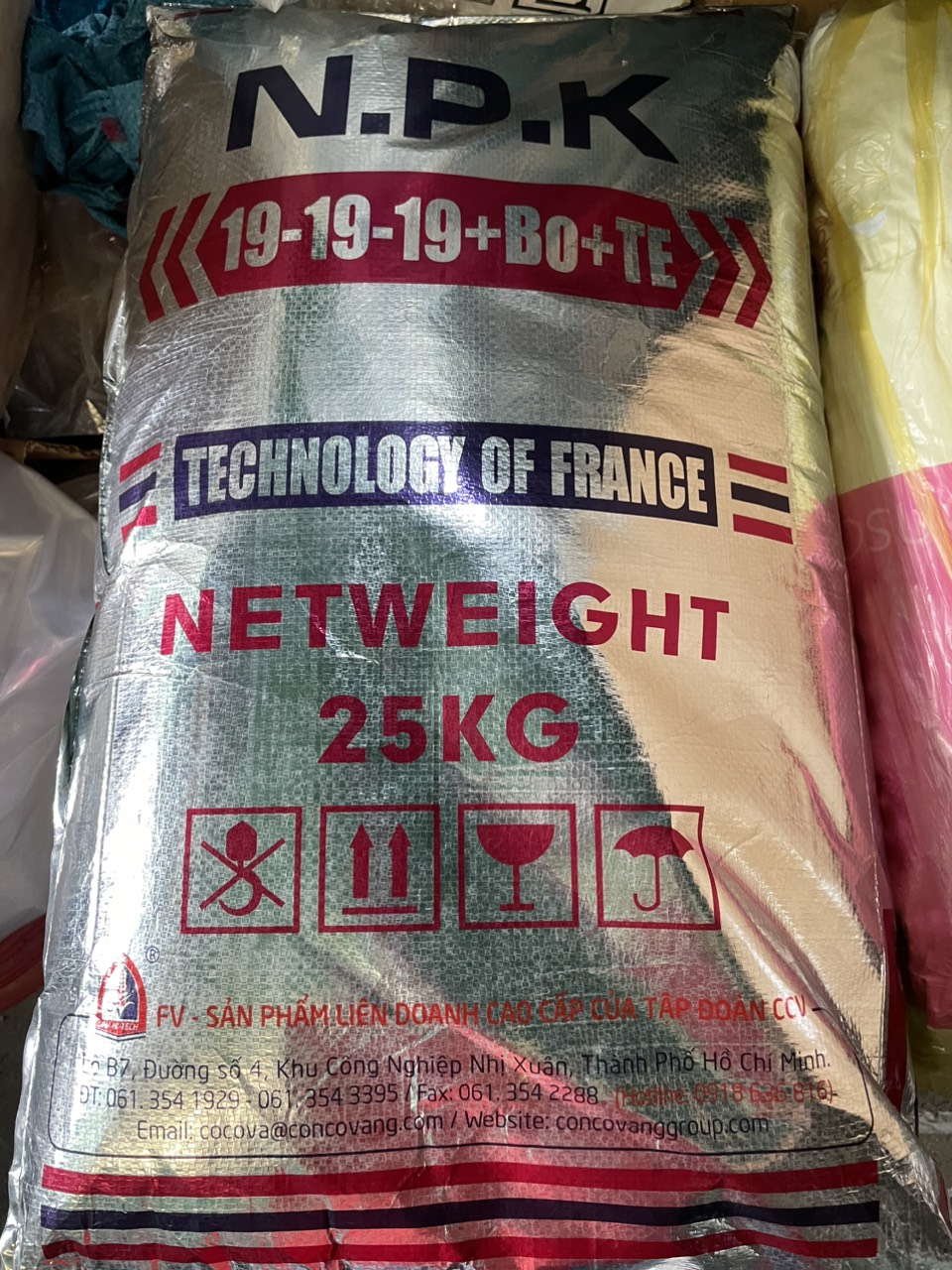 Phân bón gốc Tạo nụ Mai CON CÒ VÀNG 19-19-19 Bo TE túi zip 1kg