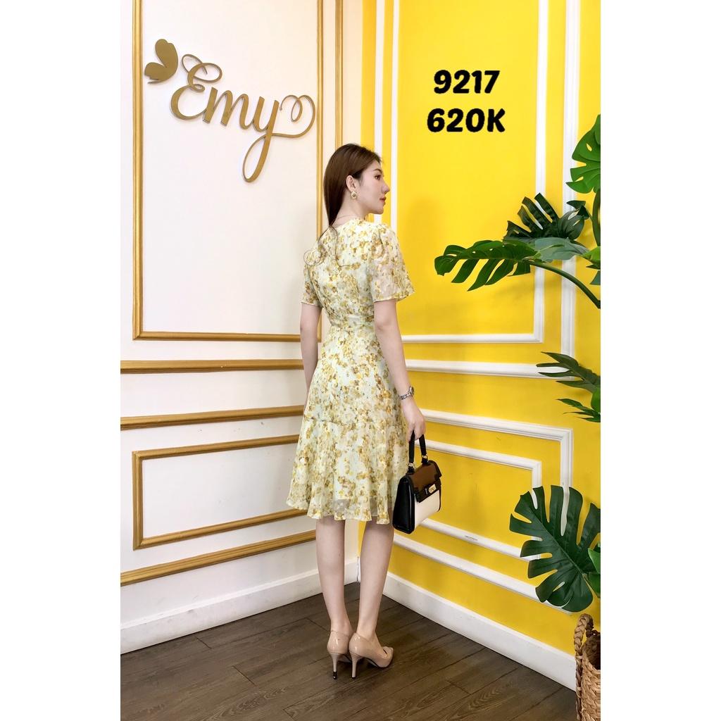 Đầm EMY EM9217 Xoè Cổ V Nền Loang