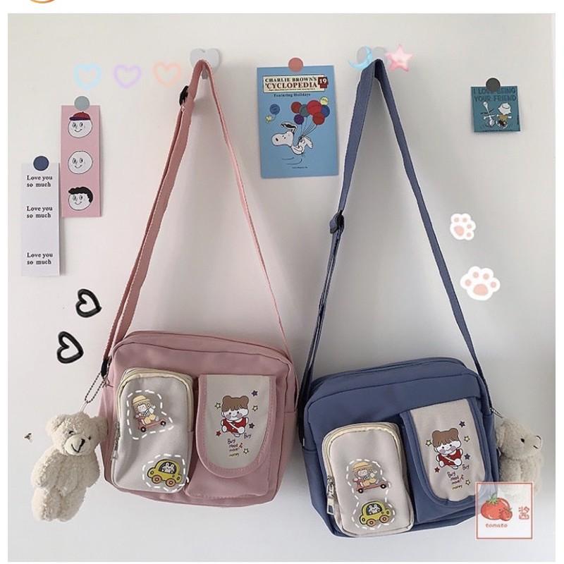 TÚI TOTE VẢI ĐEO CHÉO HOẠT HÌNH CHỐNG NƯỚC TẶNG KÈM STICK CÀI