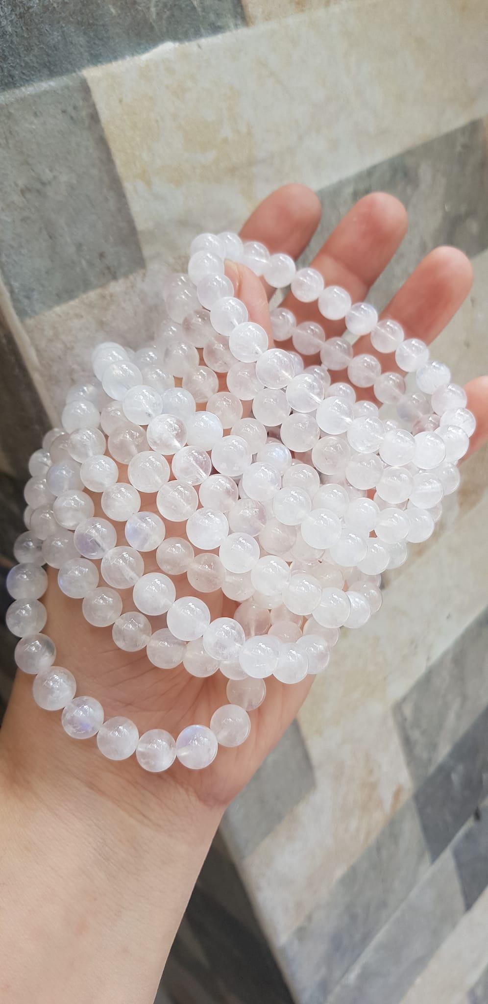 Vòng tay phong thuỷ may mắn moon trắng tự nhiên 8mm hay đá ánh trăng trắng trong bóng đẹp size vòng hạt 8mm màu trắng trong sáng tươi đẹp chuẩn hợp nữ mệnh kim mệnh thuỷ đeo ạ