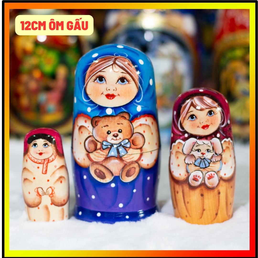 BỘ BÚP BÊ NGA 3 LỚP CAO 12CM VẼ HOA VĂN "CÔ BÉ VÀ GẤU MISA" MÀU XANH