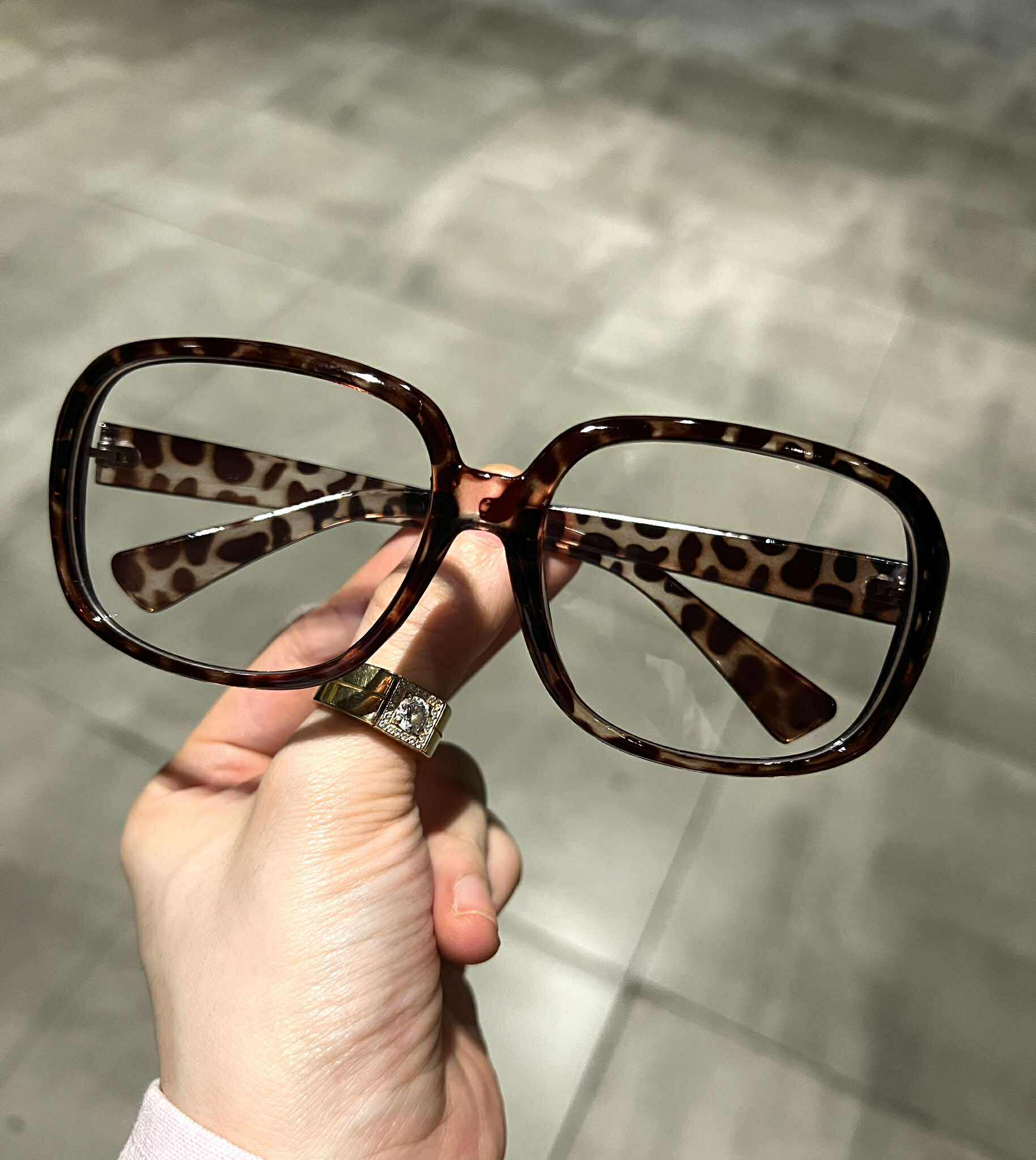 Kính mắt thời trang nam nữ đi đường dáng vuông basic form to