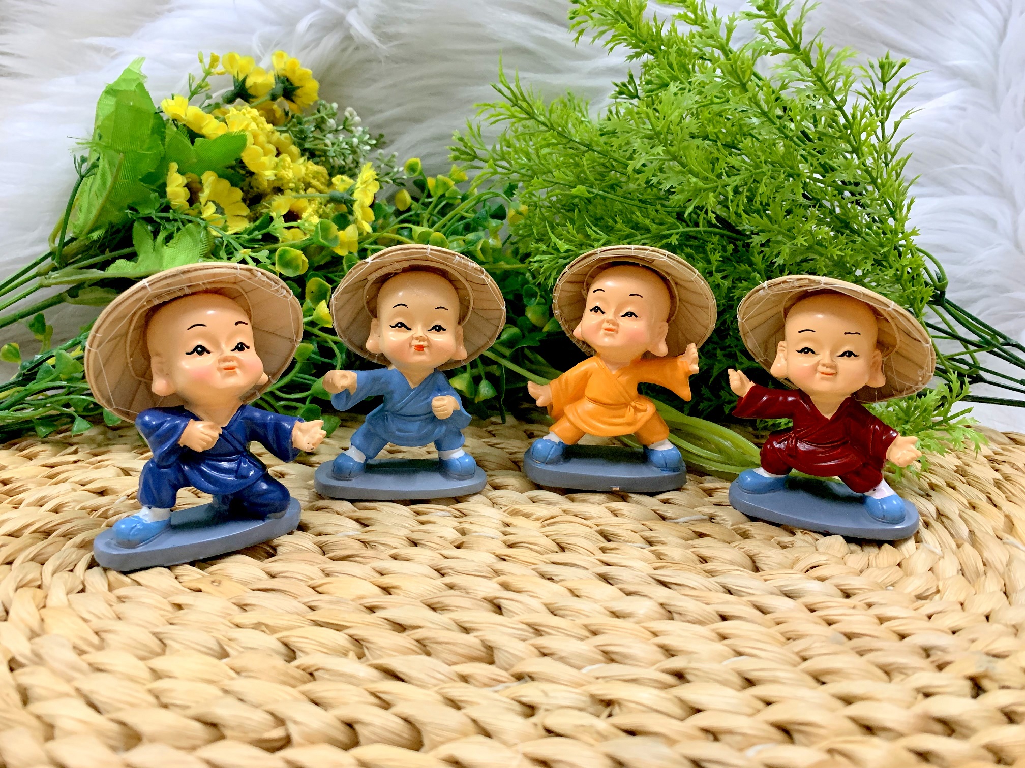 Tượng chú tiểu Tai Phật múa võ đội nón lá