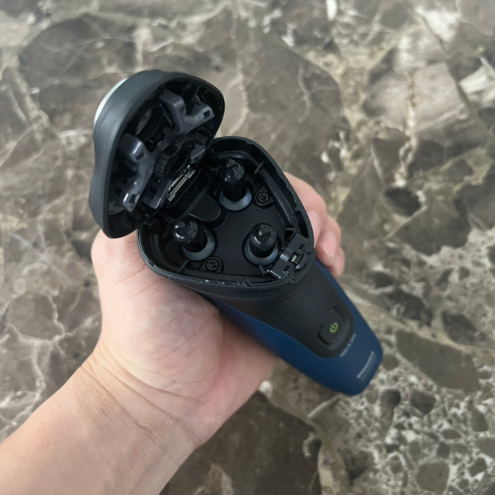 Máy Cạo Râu Thương Hiệu Cao Cấp Philips AquaTouch S1121 Hệ thống lưỡi cạo ComfortCut - HÀNG NHẬP KHẨU