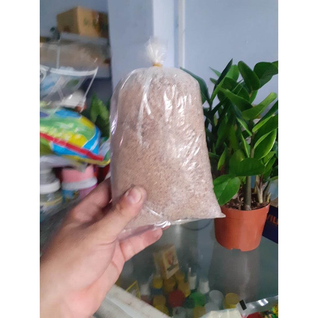 Bịch nửa ký phân bánh dầu đã nghiền bột.