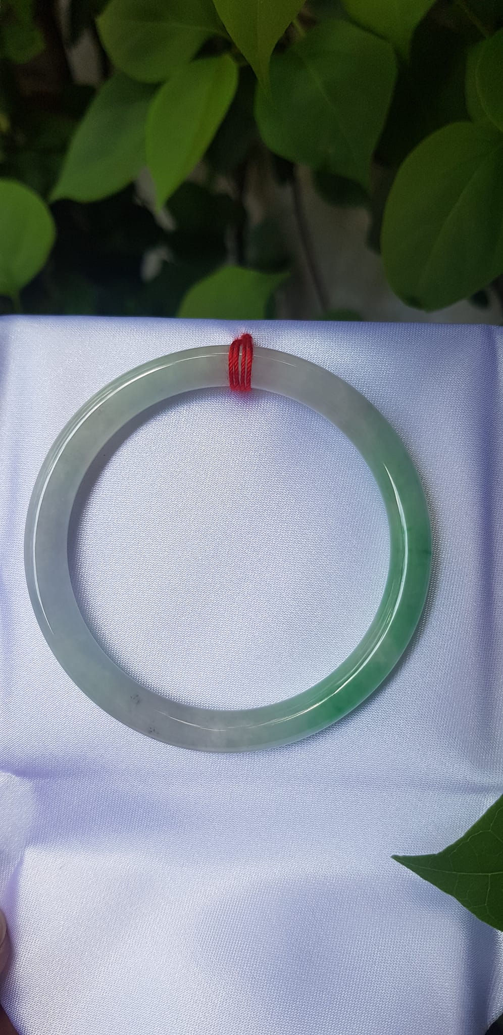 Vòng tay đá cẩm thạch tự nhiên TR Lý A 50mm x cọng nhỏ 6,2mm Màu trắng bóng xanh lý đậm 1 bên bóng đẹp Nữ 50kg - 55kg đeo ạ