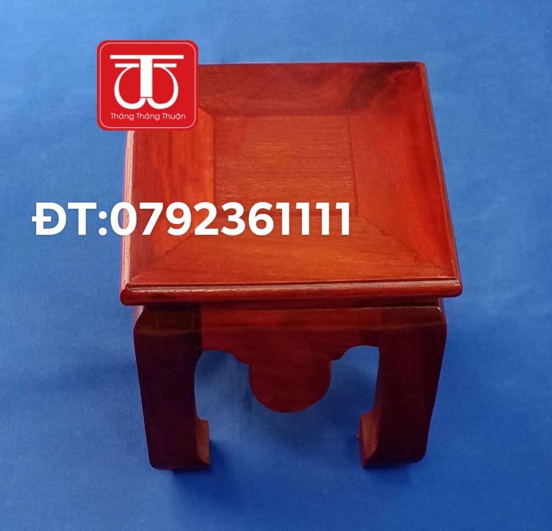 Đôn vuông kê tượng gỗ hương.Kích thước: 18,16,14,cm* cao15cm