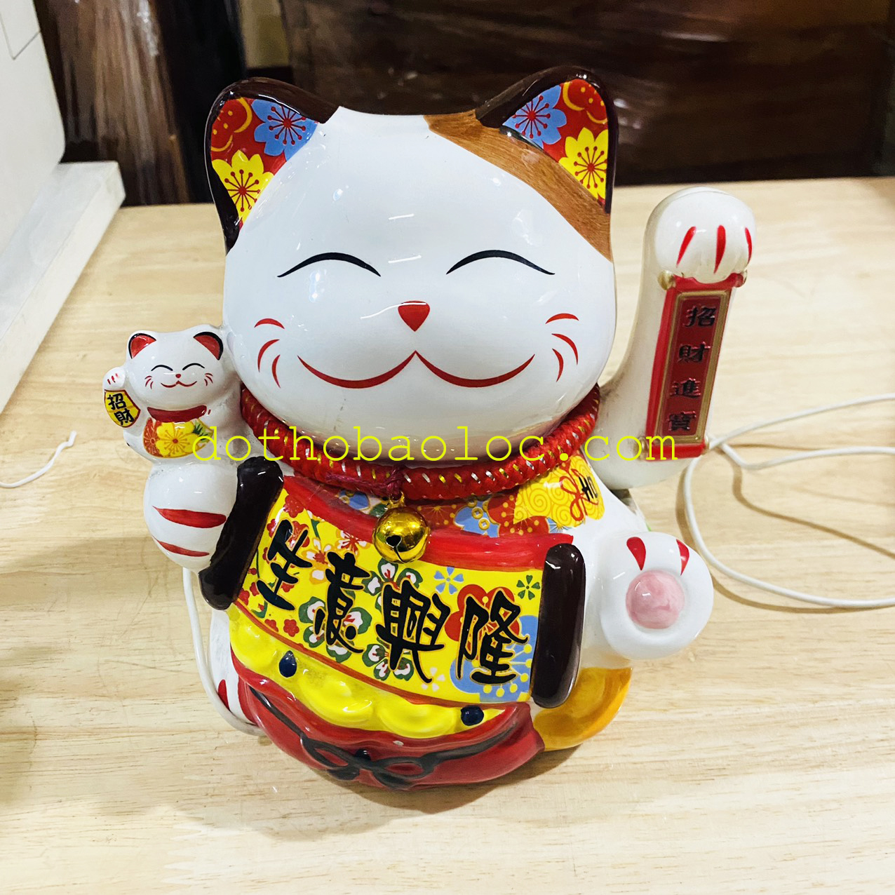 Mèo Thần Tài vẫy tay bằng gốm sứ cao cấp mang lại tài lộc cho gia chủ cao 20cm