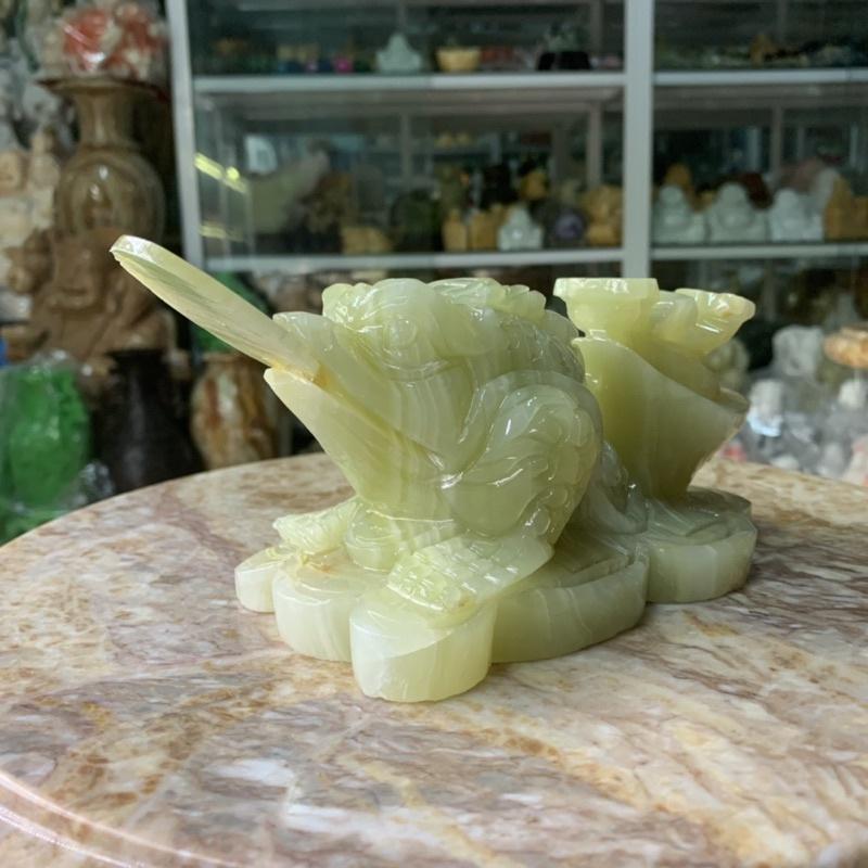 Cụ Thiềm Thừ, Cóc Ngậm Tiền, Cóc 3 Chân Cõng Thỏi Vàng Và Gậy Như Ý Đá Ngọc Onix - ngang 20cm