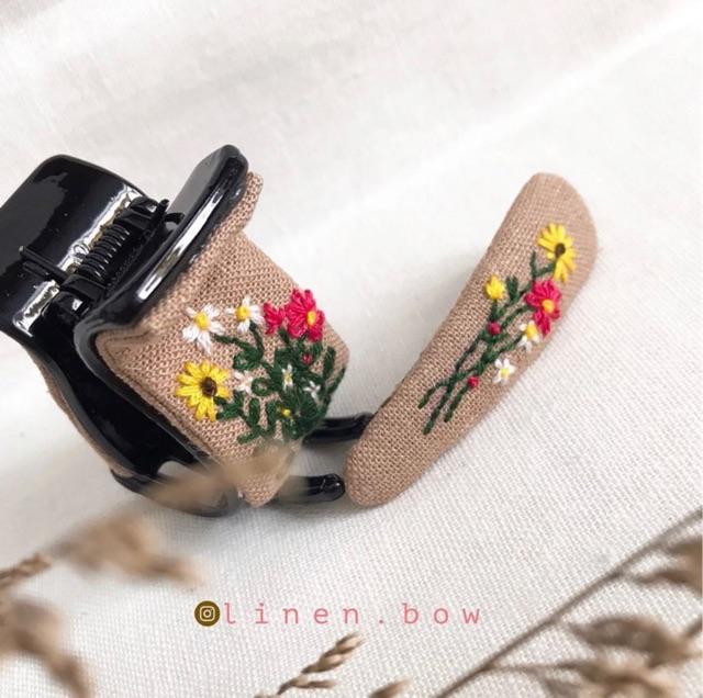 Kẹp càng cua 5 chân bọc vải linen thêu hoa