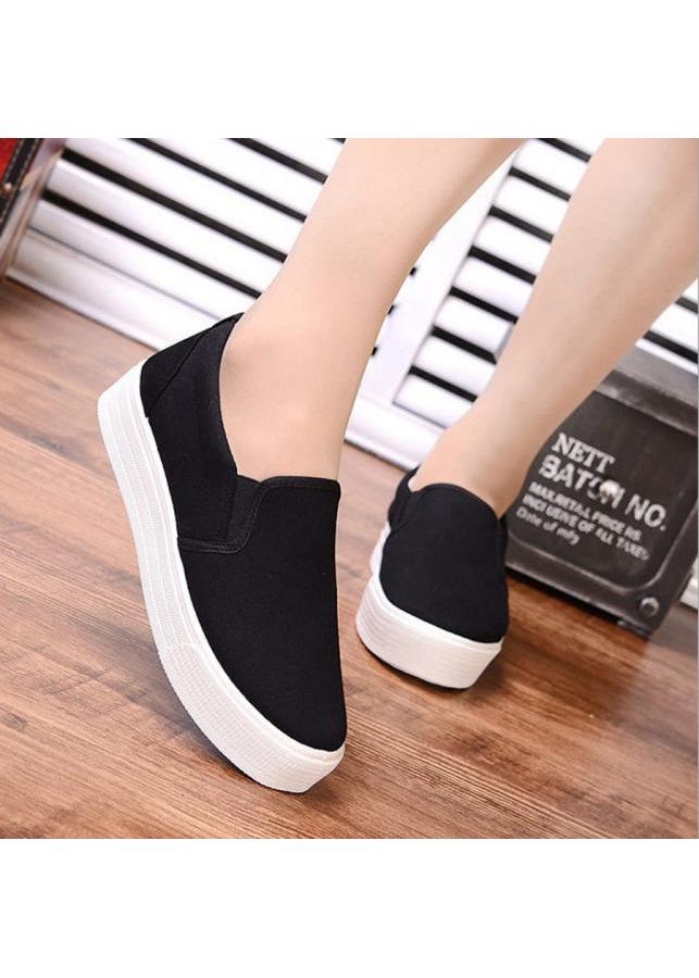 Giày slip on vải trơn đế bánh mì - Đen