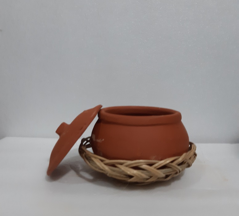 Niêu cơm nhỏ đất nung bụng 14 cm và rế tre