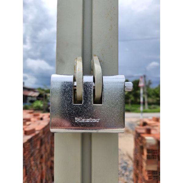 Khóa cầu ngang Master Lock 695 EURD thân đồng 90mm bọc kẽm càng 12mm - MSOFT