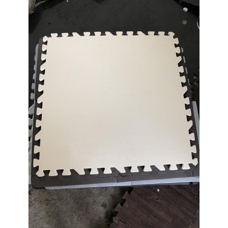 Thảm trắng 60*60 có rìa bao đầy đủ