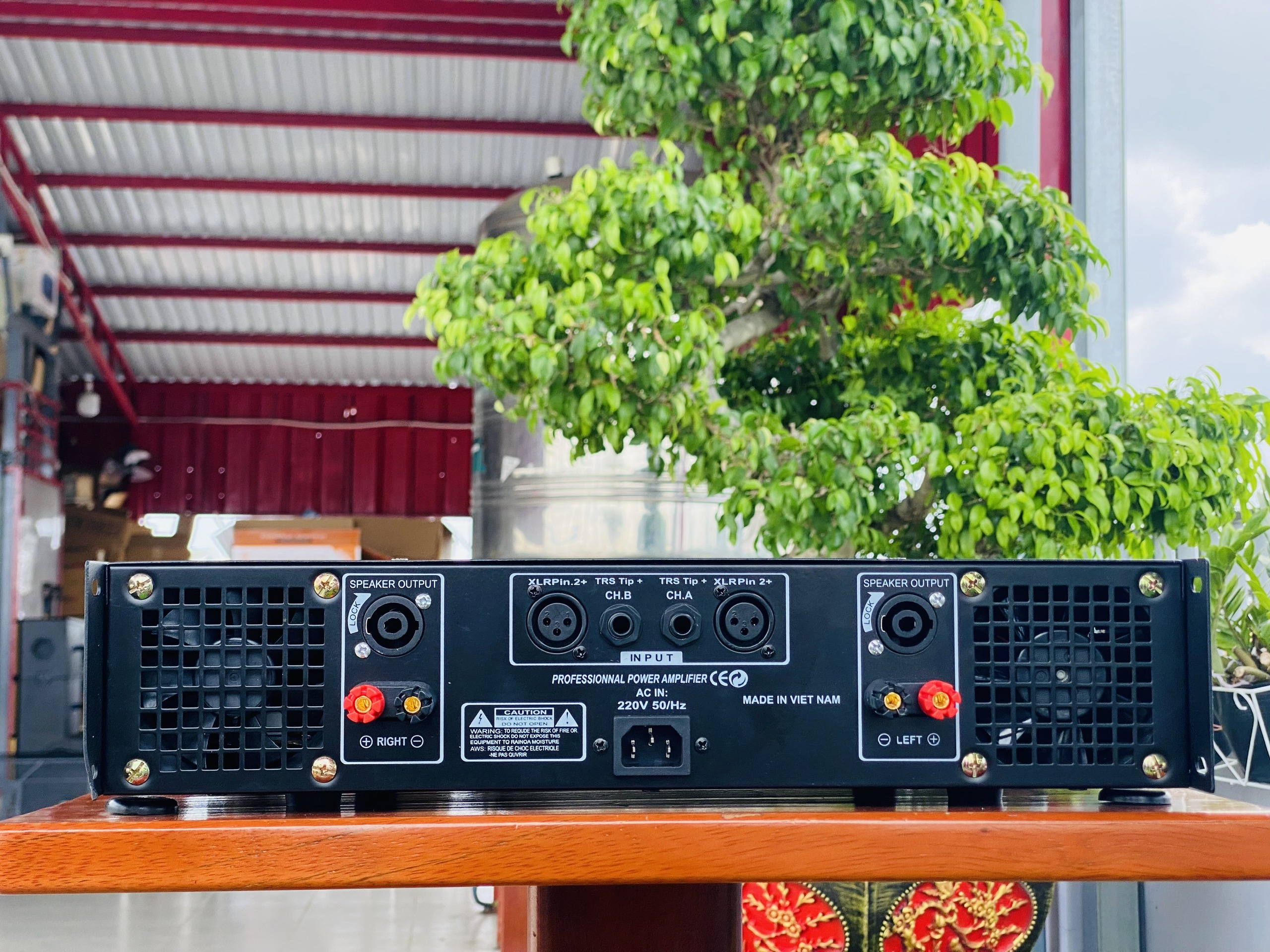 Cục Đẩy Công Suất Cao LA9000 - 2 Kênh 32 Sò - Công Suất 500W X 1 Kênh Chơi Được Loa 5 Tấc, Bảo Hành 12 Tháng. HÀNG CHÍNH HÃNG