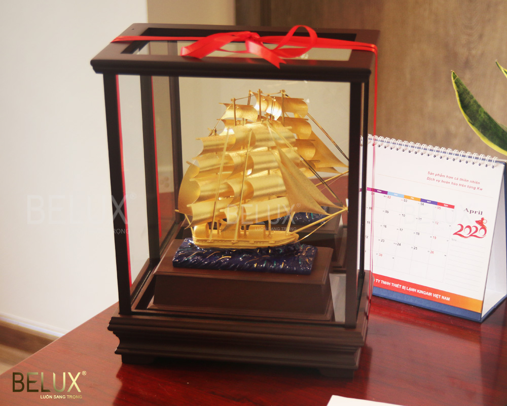 Mô hình thuyền buồm dát vàng 24k cỡ to