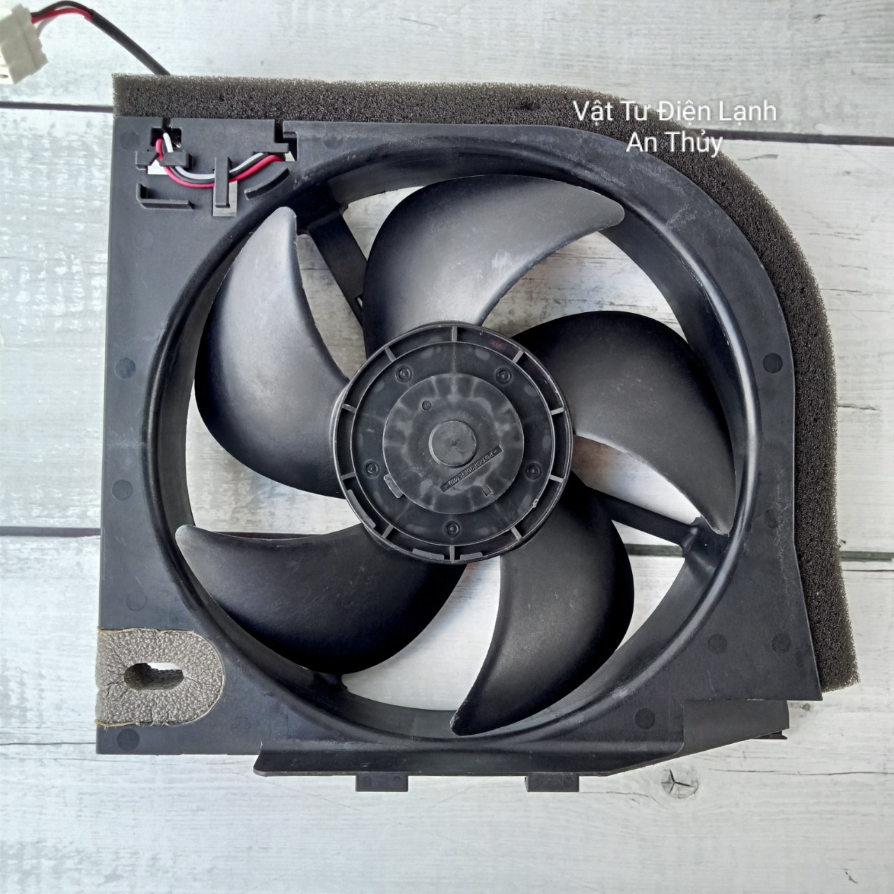 Quạt Tủ Lạnh 12V 3 Dây Kích Thước 20.7cm x 17.7cm Hàng Hãng NIDEC Đen Lớn
