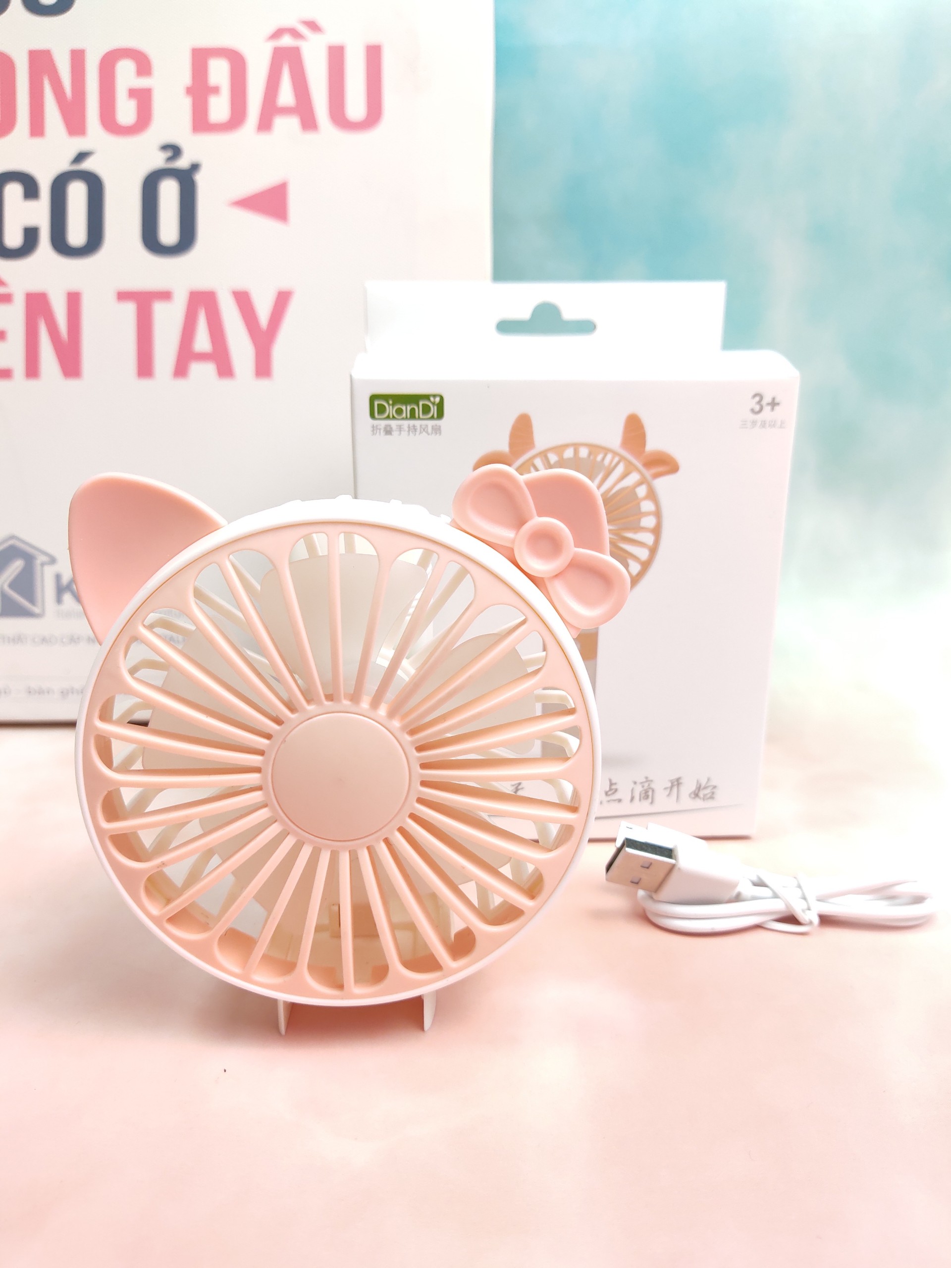 Quạt Mini Cầm Tay Cao Cấp Có Thể Gấp Tiện Dụng, Fan 2 Tốc Độ Gió Kèm Usb Cắm Sạc Hình Tai Mèo Có Nơ