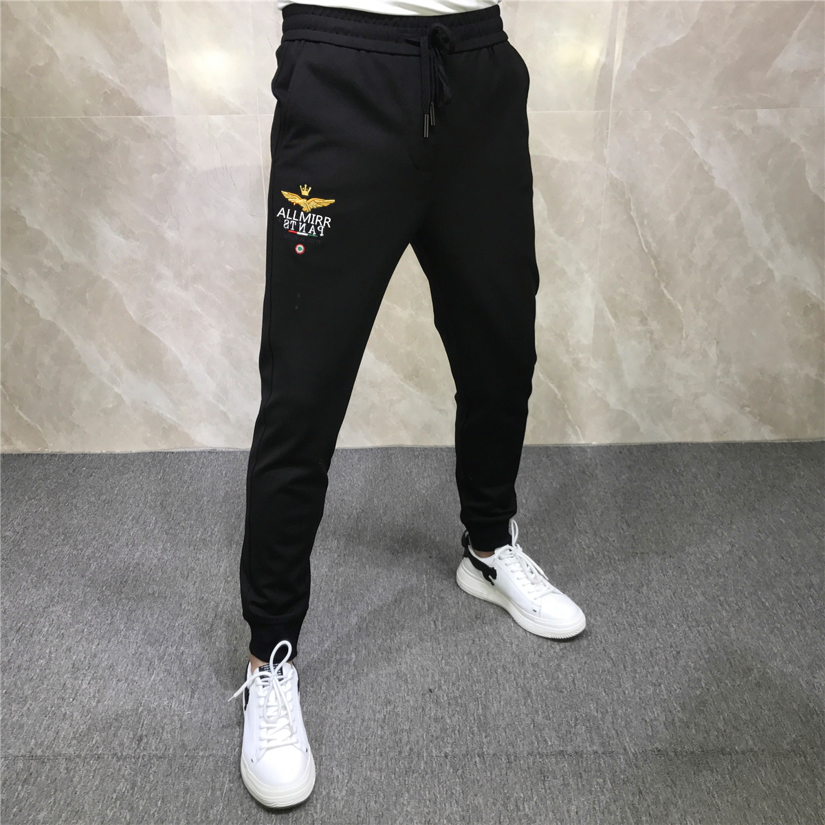 Quần Jogger Nam thể thao 9 tất ống bo thêu họa tiết phía trước mang phong cách Hàn Quốc trẻ trung dáng ôm body chất liệu vải lanh cao cấp co giãn nhẹ mặc thoải mái hợp xu hướng thời trang - Mẫu HOT