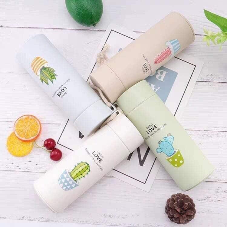 Bình nước in hình xương rồng 400ml lõi thủy tinh bọc vỏ nhựa lúa mạch có dây sách