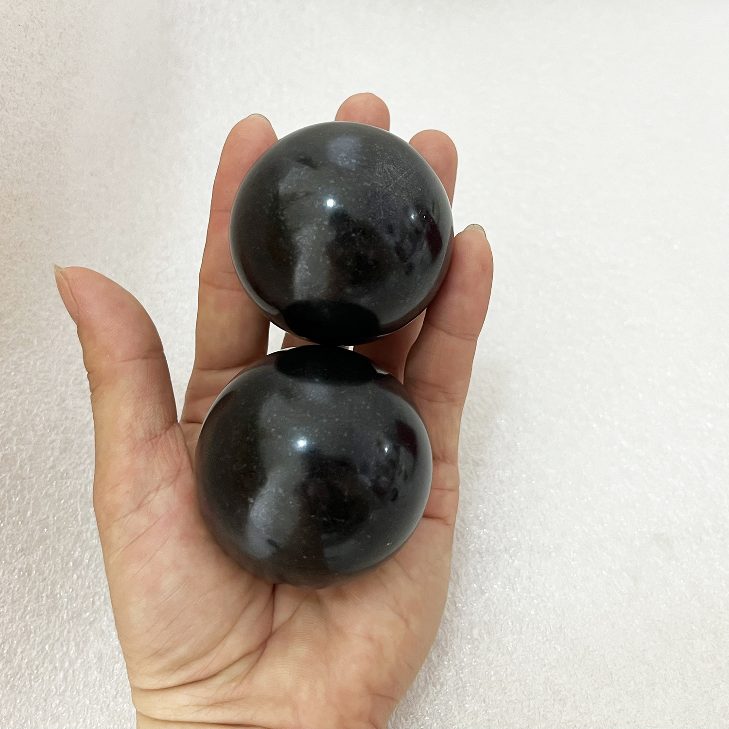 Bi lăn tay một cặp Onyx đen tự nhiên đá tự nhiên khai thác tại Việt Nam