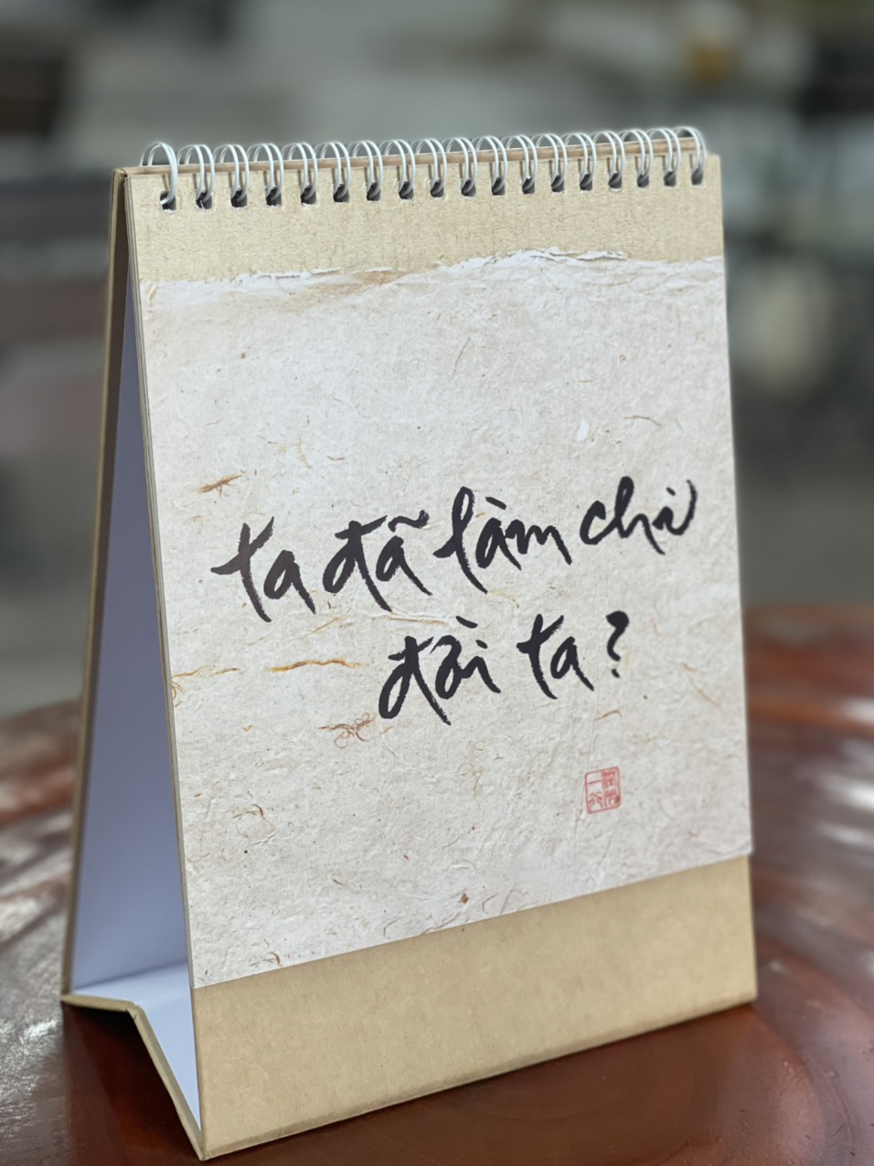 LỊCH BÀN 2023: BỘ LỊCH THƯ PHÁP LÀNG MAI: THẦY CÓ TRONG TA – THƯ PHÁP THÍCH NHẤT HẠNH (16x18cm)- Thaihabooks