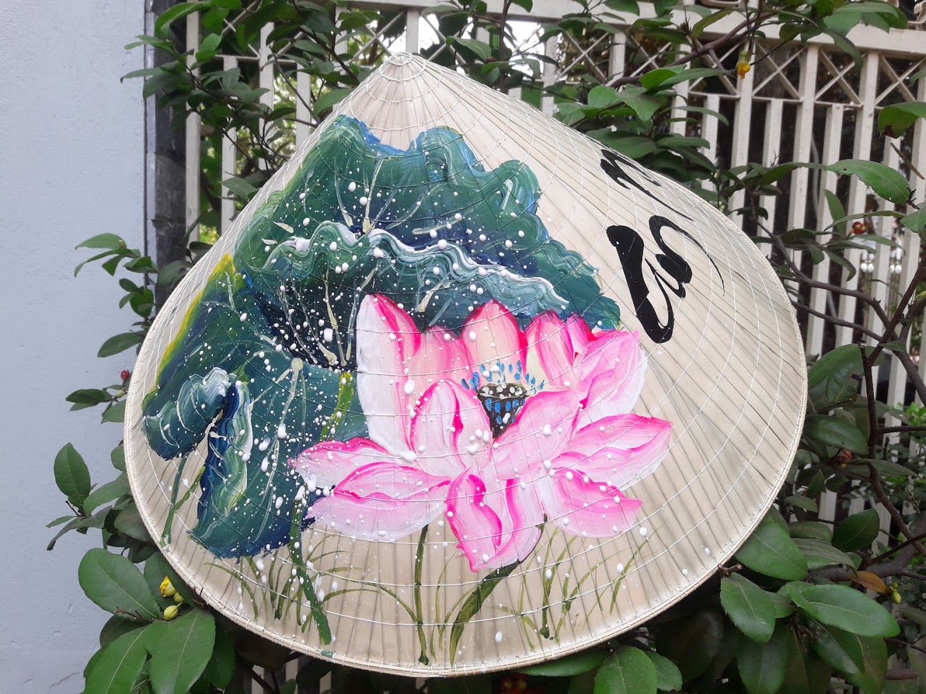 Nón lá vẽ trang trí