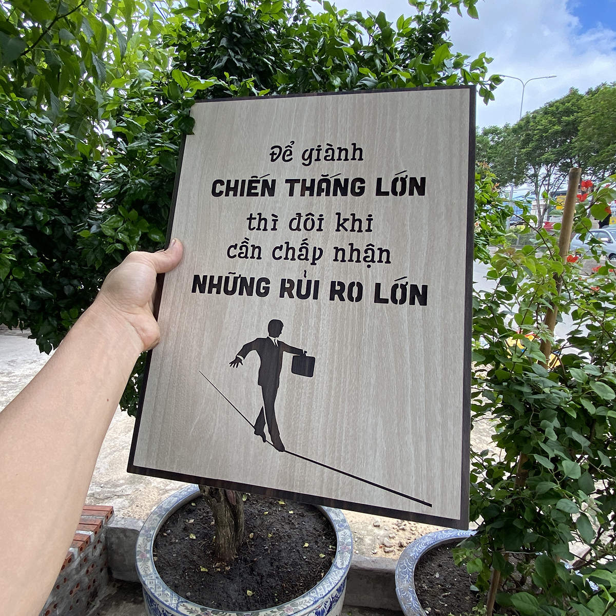 Tranh Slogan tạo động lực tinh thần làm việc học tập hiệu quả TBIG040B "Để giành chiến thắng lớn thì đôi khi cần chấp nhận những rủi ro lớn"