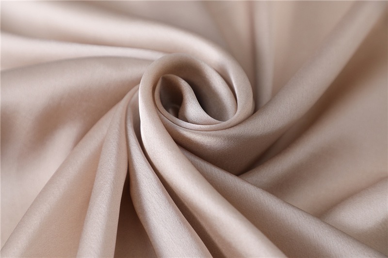 KHĂN QUÀNG CỔ LỤA HÌNH VUÔNG SANG TRỌNG THỜI TRANG