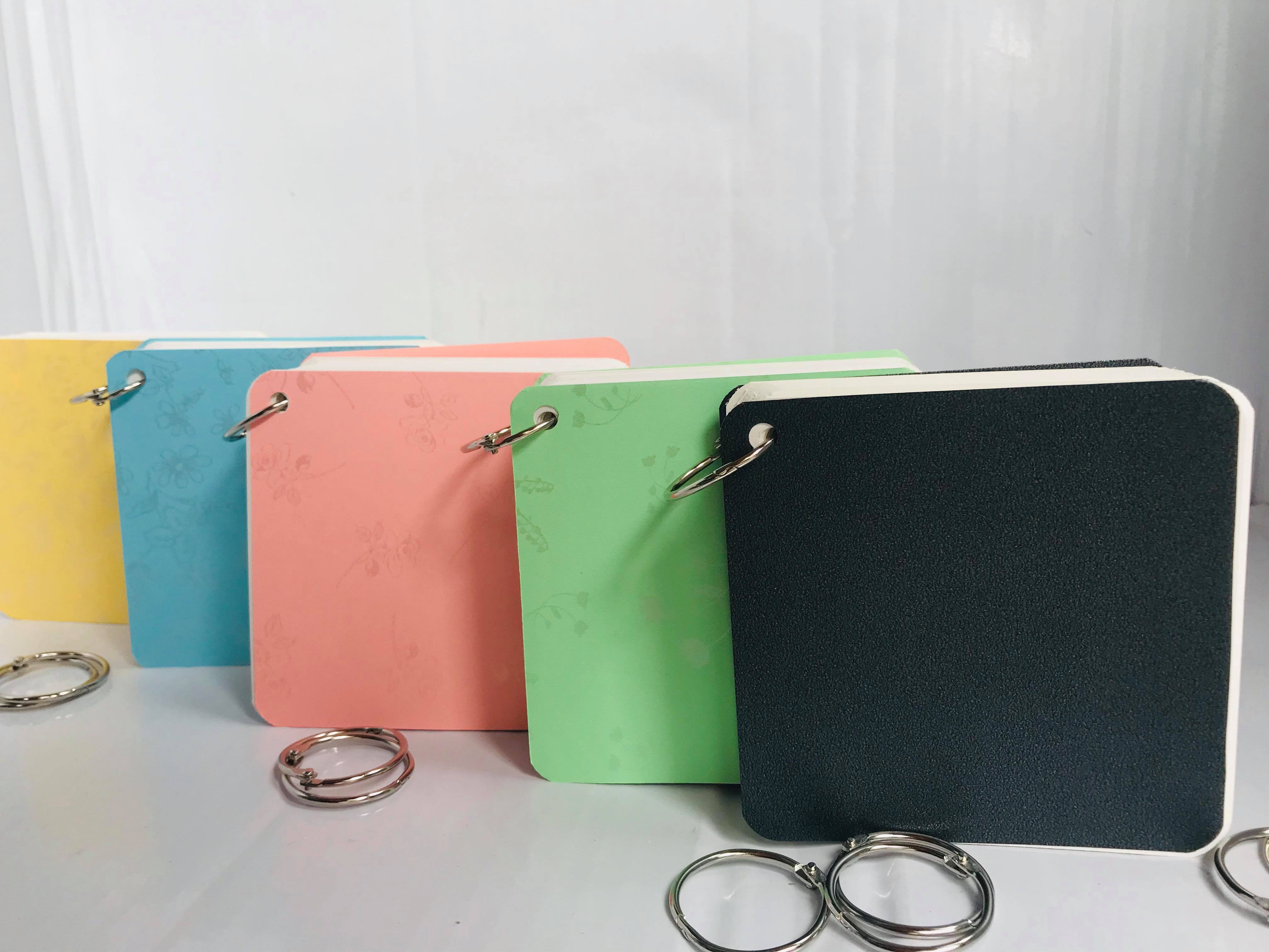 Combo 2 tập Flashcard trắng khổ lớn 10x10cm dày đẹp định lượng 350gsm 100 thẻ dày 5cm. Flashcard trắng 100 thẻ khổ lớn 10x10cm tặng kèm 2 khoen móc. Flasshcard trắng khổ lớn dùng để học hoặc vẽ