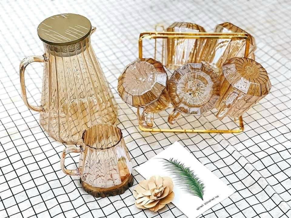 BỘ BÌNH ĐỰNG NƯỚC UỐNG THỦY TINH KÈM 6 CỐC VÀNG SỌC VÀ GIÁ ÚP CỐC - VD106