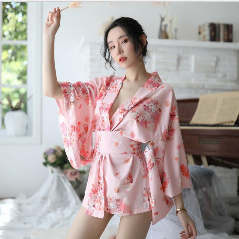 Váy ngủ kimono sexy quyến rũ trong phòng ngủ