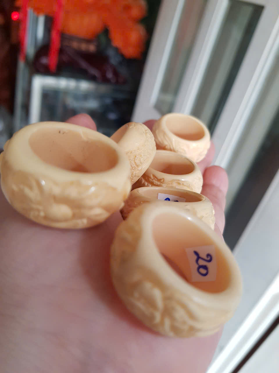 Nhẫn Nam Giả Ngà hay Xương Mỹ Nghệ Bản Hẹ Chạm Rồng Ni 20mm Cao 14mm Dầy 5mm màu trắng Dành Cho Các Anh Nam đeo nhẫn ngón tay cái hay bất kỳ ngón tay nào ni lọt vừa tay là 20mm rẻ vẫn đẹp như thường ạ