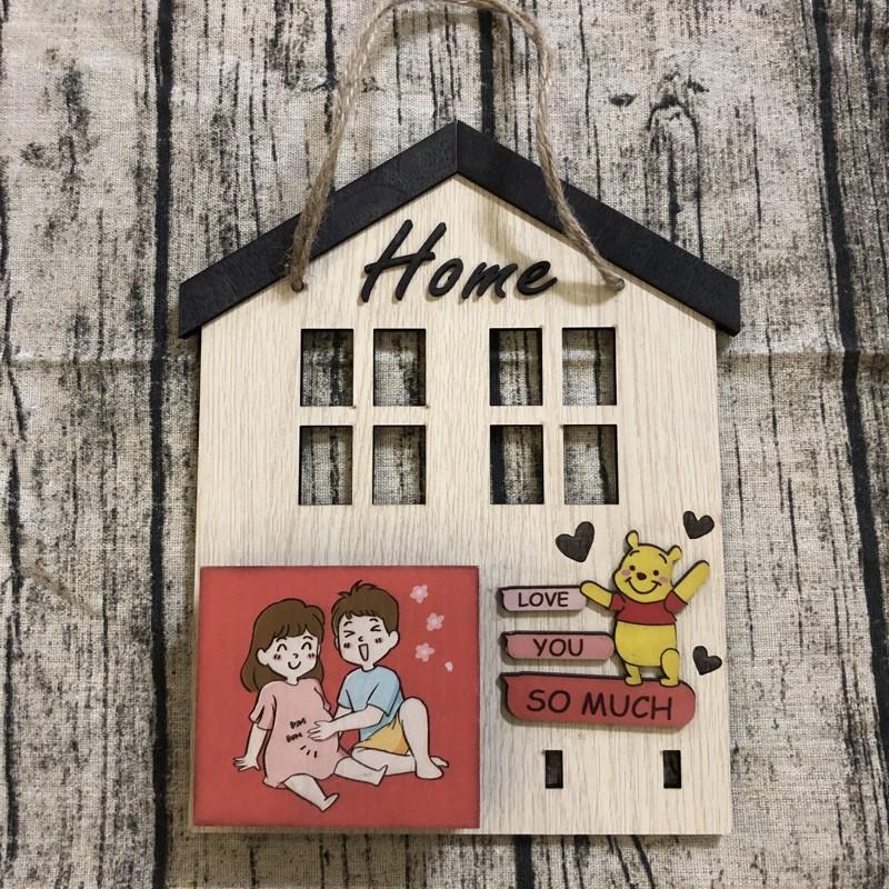 Bảng gỗ treo tường có móc treo chìa khoá và hộp để sổ ghi chú hình cặp đôi hạnh phúc gấu pooh chữ Home
