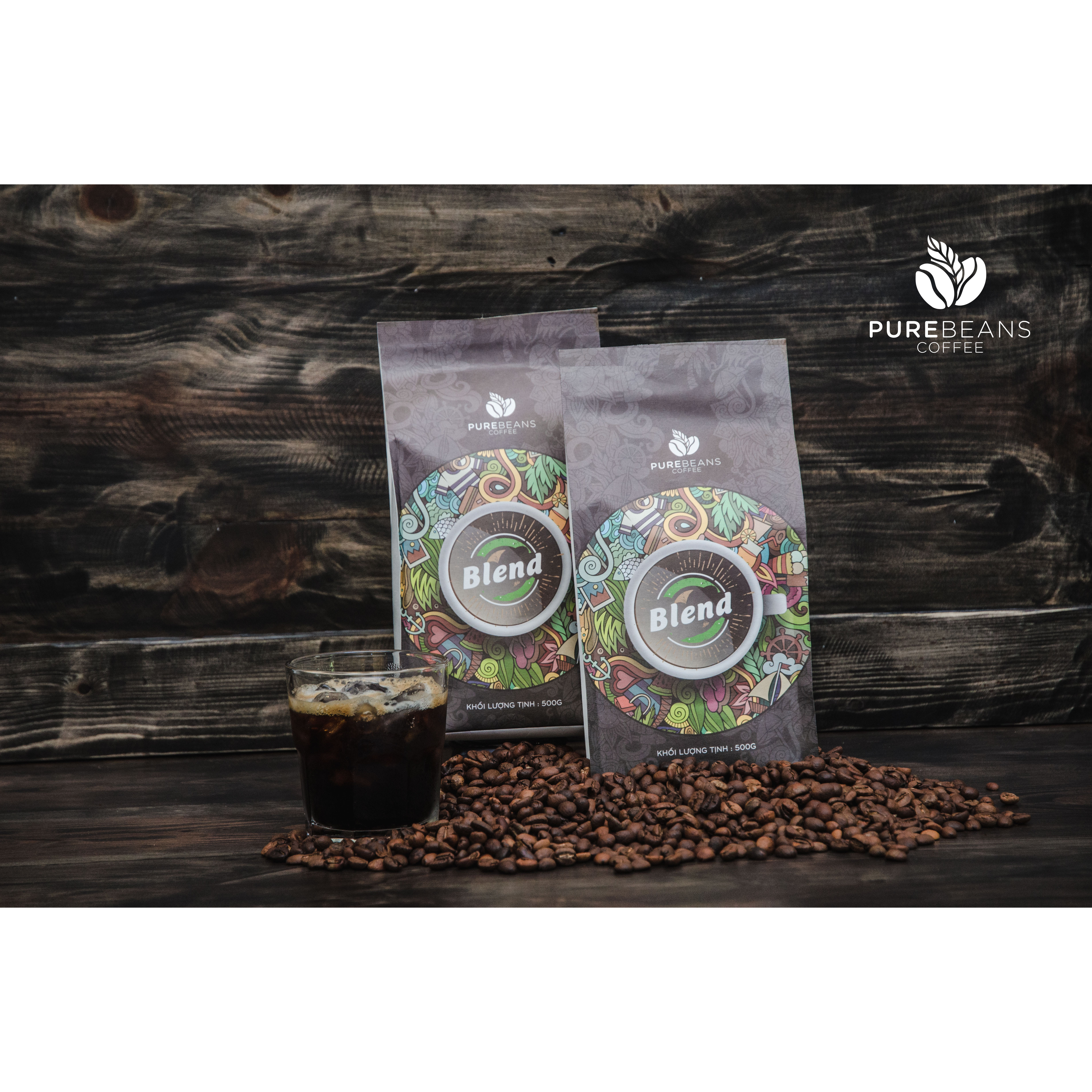 Cà Phê PureBeans Blend Sự kết hợp độc đáo giữa 30% hạt cà phê Arabica và 70% hạt cà phê Robusta sạch, rang mộc và nguyên chất tạo nên hương mạnh mẽ, vị êm dịu của những hạt cà phê đặc sản tạo nên một hương vị rất khác so với cà phê theo phong cách Việt