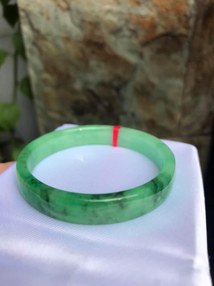 VÒNG CẨM THẠCH VIP BẢN VUÔNG LÝ 50MM RẤT SANG ĐẸP BẢN CAO 10mm X DẦY 5mm 100% ĐÁ CẨM THẠCH THIÊN NHIÊN  MÀU XANH LÁ TƯƠI ĐIỂM LÝ BÓNG ĐẸP NỮ 45kg-52kg ĐEO Ạ