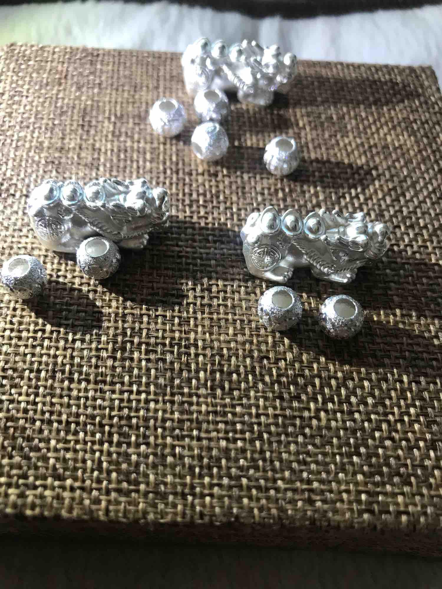 1 BỘ GỒM TỲ HƯU BẠC 999 VÀ 2 VIÊN BI MÀU TRẮNG PHỤ KIỆN PHỐI VÒNG TAY NỮ SIZE 10MM ĐẾN 12MM