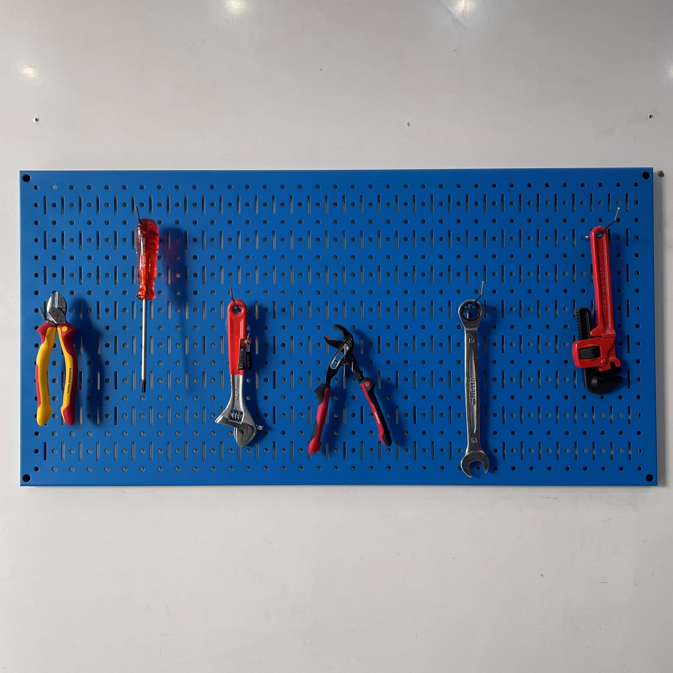 Tấm lưới Pegboard xanh dương mờ treo tường đa năng FABINA