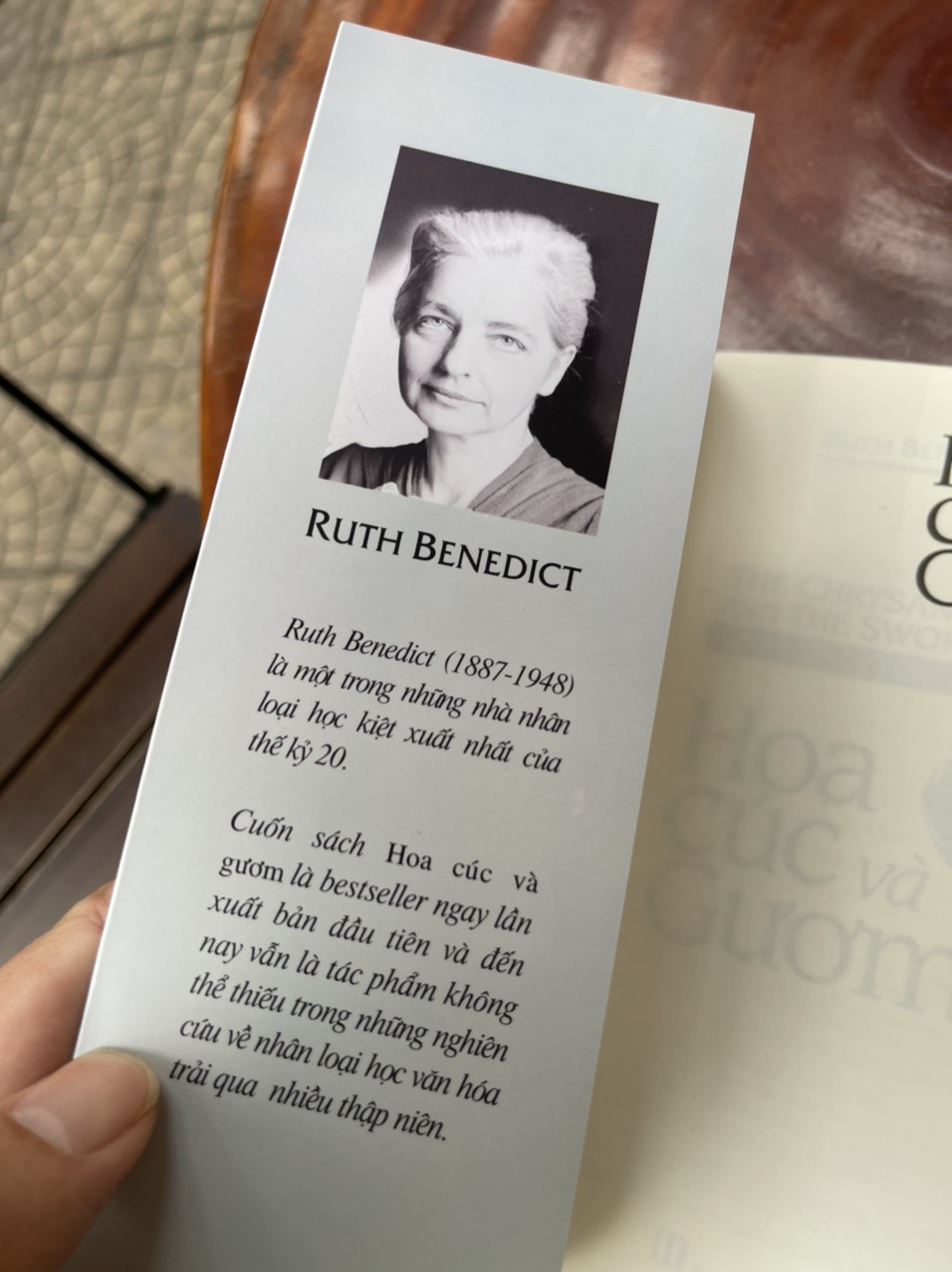 HOA CÚC VÀ GƯƠM – Những khuôn mẫu văn hóa Nhật Bản – Ruth Benedict – Thành Khang và Diễm Quỳnh dịch - Văn Lang Books – NXB Hồng Đức (bìa mềm)