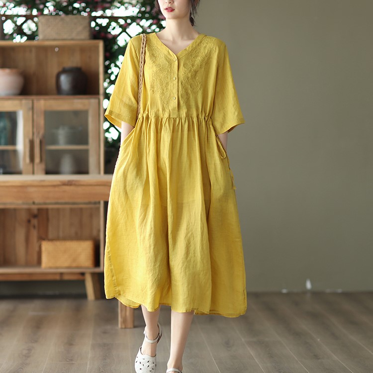 Váy linen vàng thêu hoa trước ngực dáng dài, đầm cổ tàu ngắn tay Đũi Việt