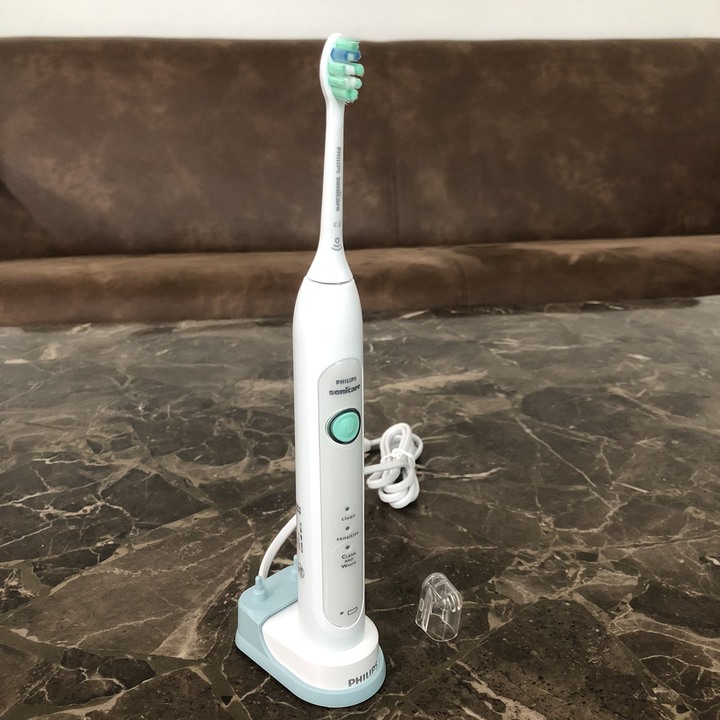 Bàn chải đánh răng điện Philips Sonicare HX6730/02 cao cấp nhỏ gọn, loại bỏ mảng bám và làm trắng răng, điện áp tự động 110-220 V