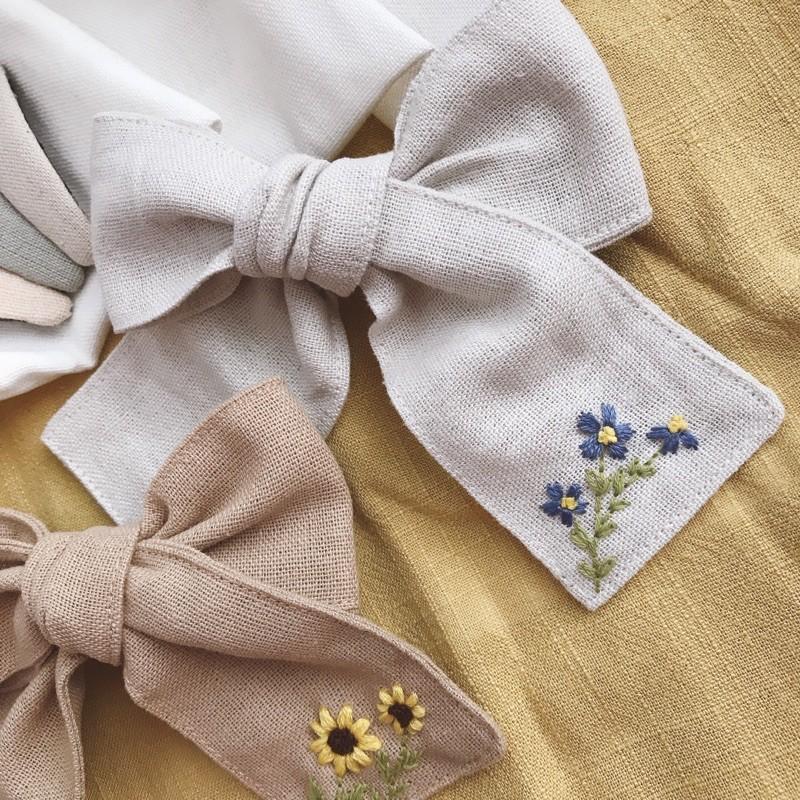 Nơ linen thêu hoa nhí