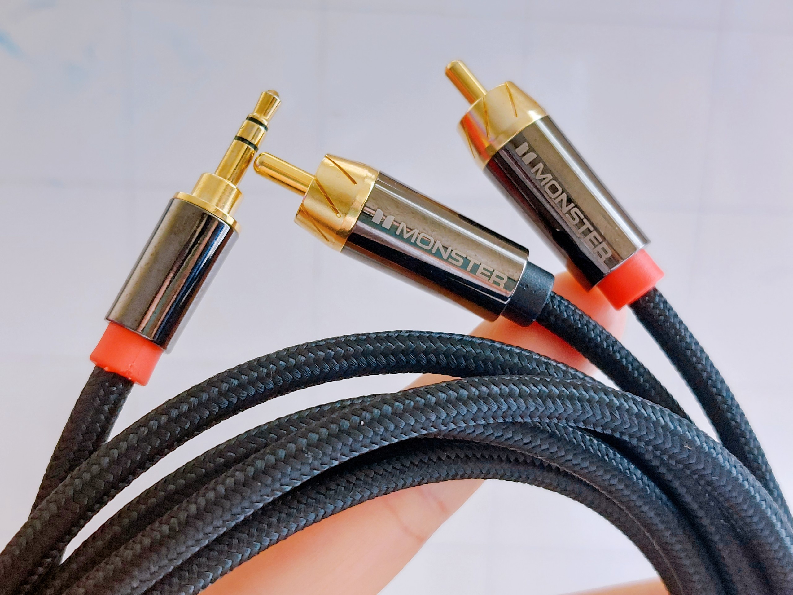 Dây Audio 3,5mm ra 2 đầu RCA (Hoa sen) dài 2 Mét, thương hiệu Monster - Hàng nhập khẩu